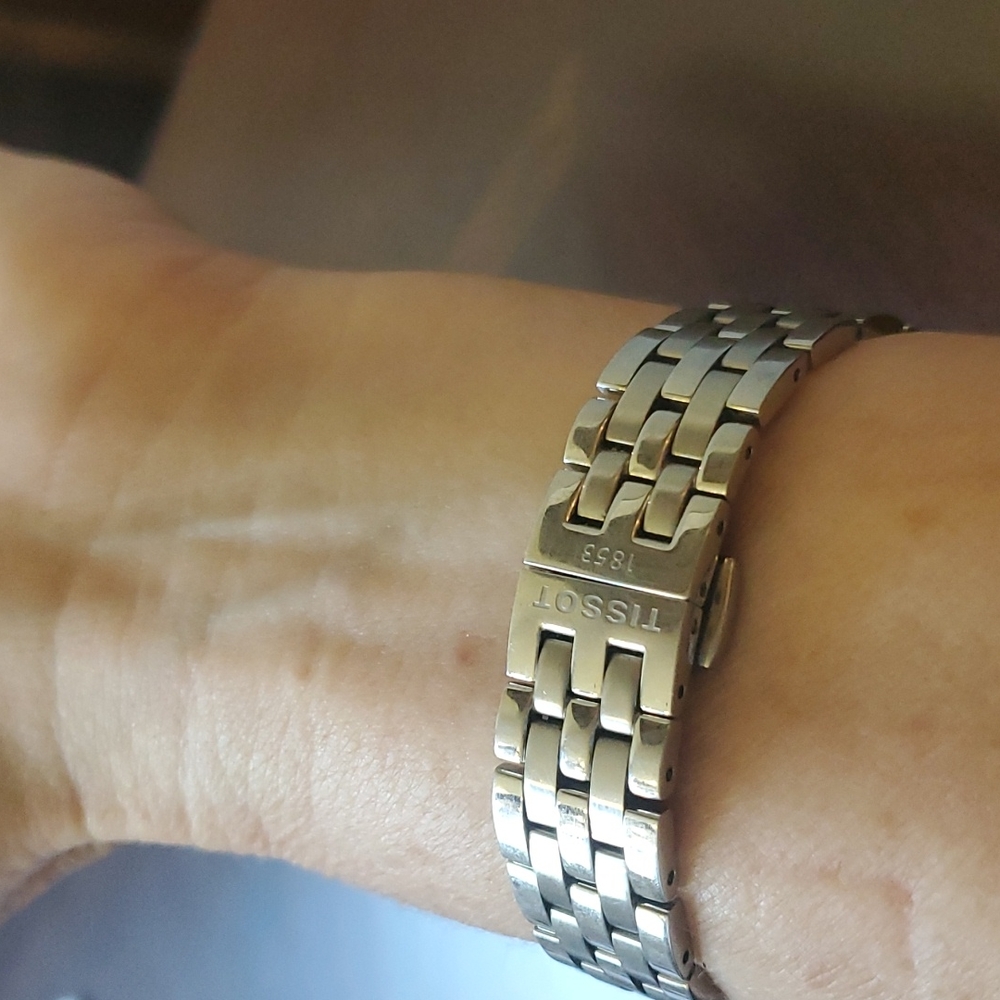 Beautiful ladies Tissot stainless steel watch in great condition! - Picture 5 of 6
